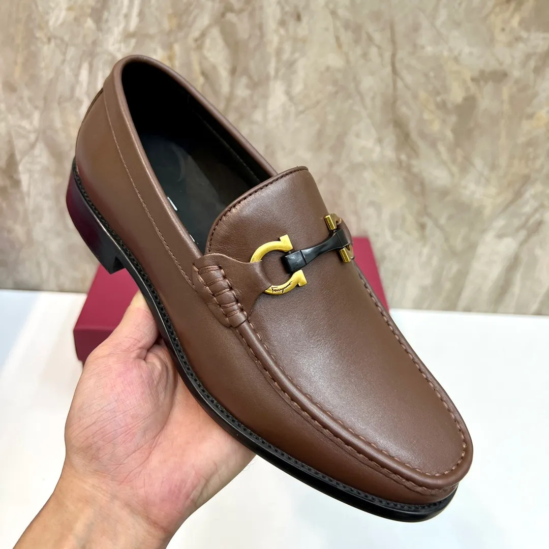 Original quality P580 Brand: Ferragamo Standard size: Men's size 38/44 (45 can be customized) Grade: Same style as the official website High-quality men's shoes Material: Customized first-layer calfskin with water-dyed cowhide lining Cowhide tiptoe Original non-slip and wear-resistant rubber outsole Style category: Men's formal business leather shoes Young and fashionable European and American trends British style Casual matching Comfortable feet Color: Actual picture